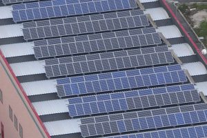 pannelli-solari-fotovoltaici-tetto-edificio